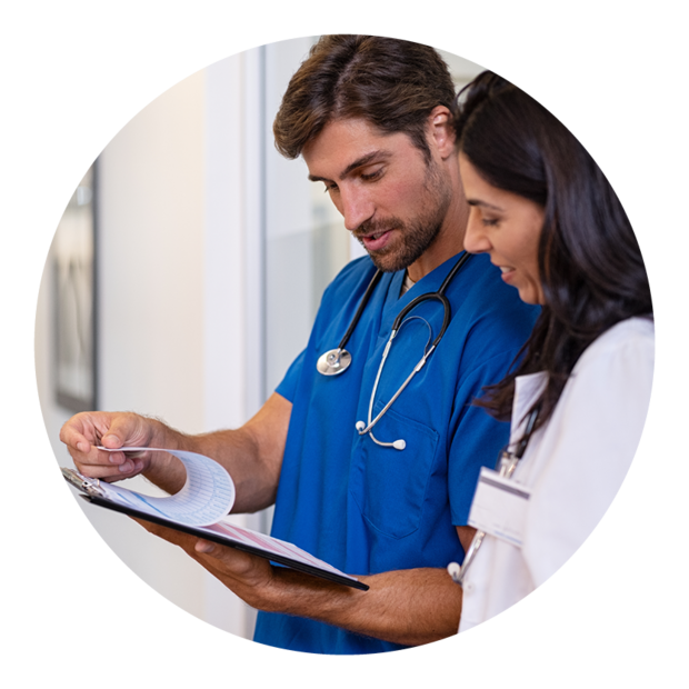 Ein Team von Ärzten arbeitet gemeinsam an Patientenakten im Krankenhaus.
