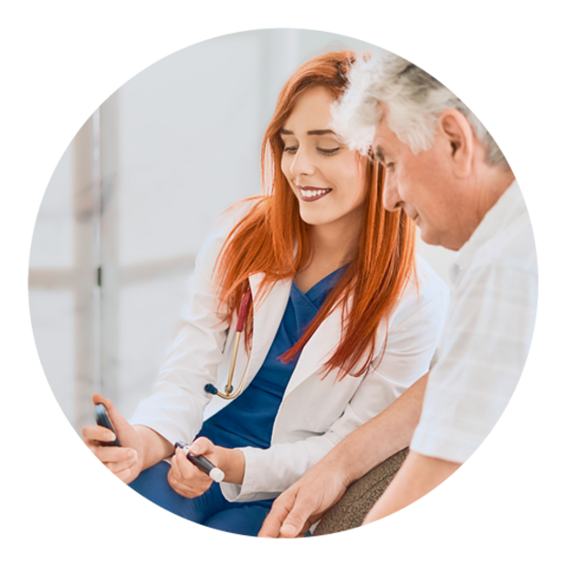 Lächelnde Diabetesberaterin misst den Blutzuckerspiegel eines Mannes in einer Klinik zur Diabetesprävention.