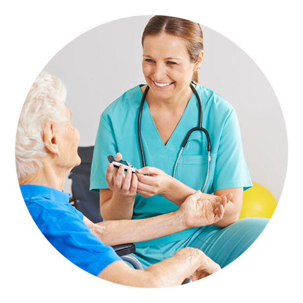 Altenpflegerin macht eine Blutdruckmessung bei Seniorin mit Diabetes.