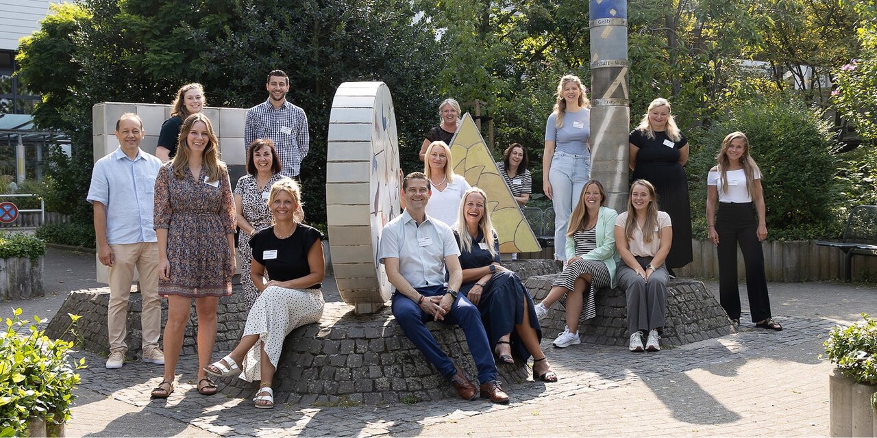 Foto zeigt das gesamte Team der Augusta Akademie