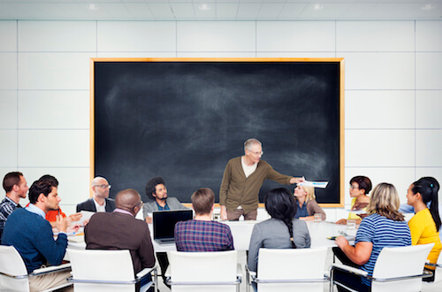 Stock-Fotografie-ID:491522025 - Multi-ethnischen Studenten Geraffte um professor – Stockfoto
